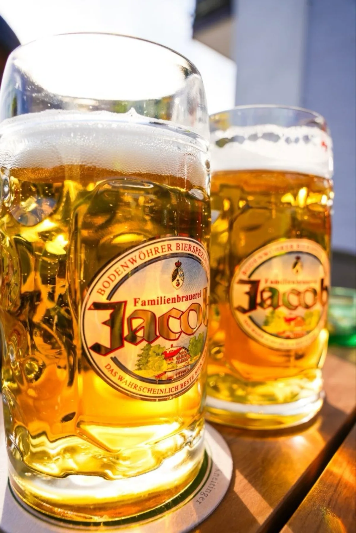 Zwei Maßkrüge mit Bier der Familienbrauerei Jacob