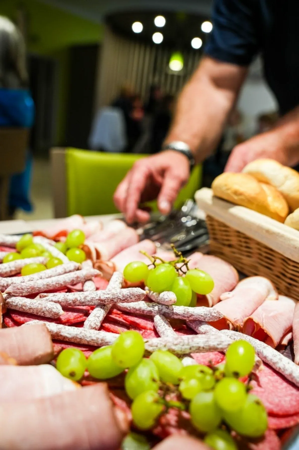 Zünftige Brotzeitplatte mit Wurst, Käse und frischem Brot bei Servus zur Mühle