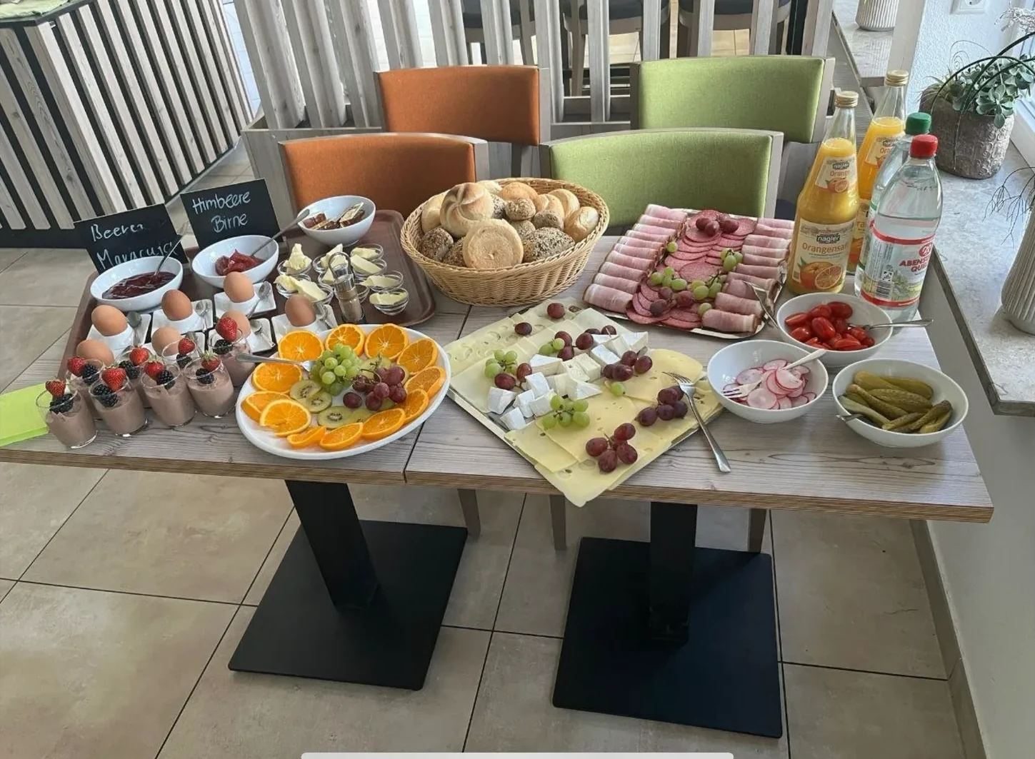 Frühstücksbuffet mit frischen Semmeln, Aufschnitt und Obst bei Servus zur Mühle