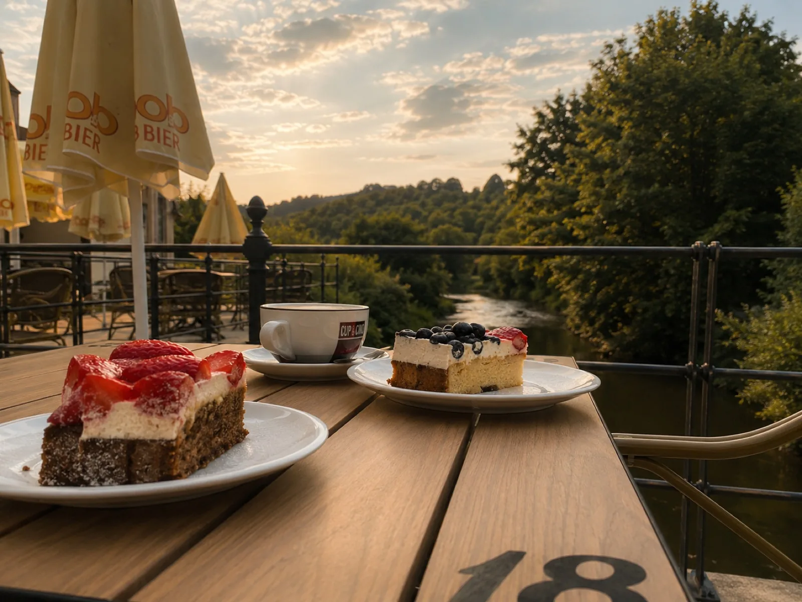 Hausgemachtes Stück Kuchen mit Kaffee und Blick auf die Naab bei Servus zur Mühle