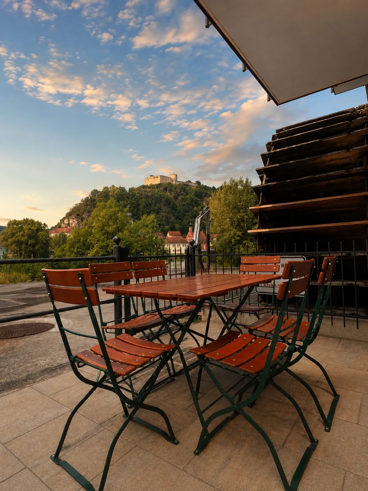 Terrasse im Abendlicht mit Blick zur Burgruine