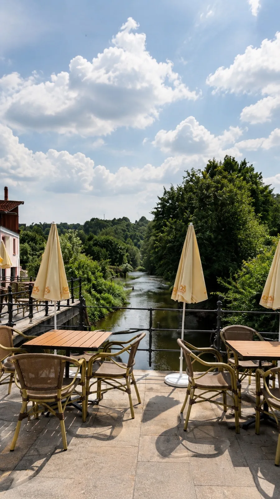 Terrassentische direkt am Fluss