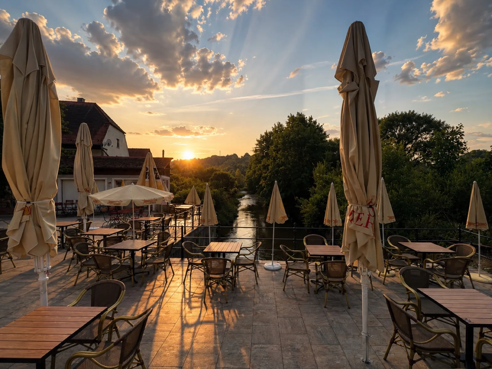 Leere Terrasse im Sonnenuntergang über der Naab