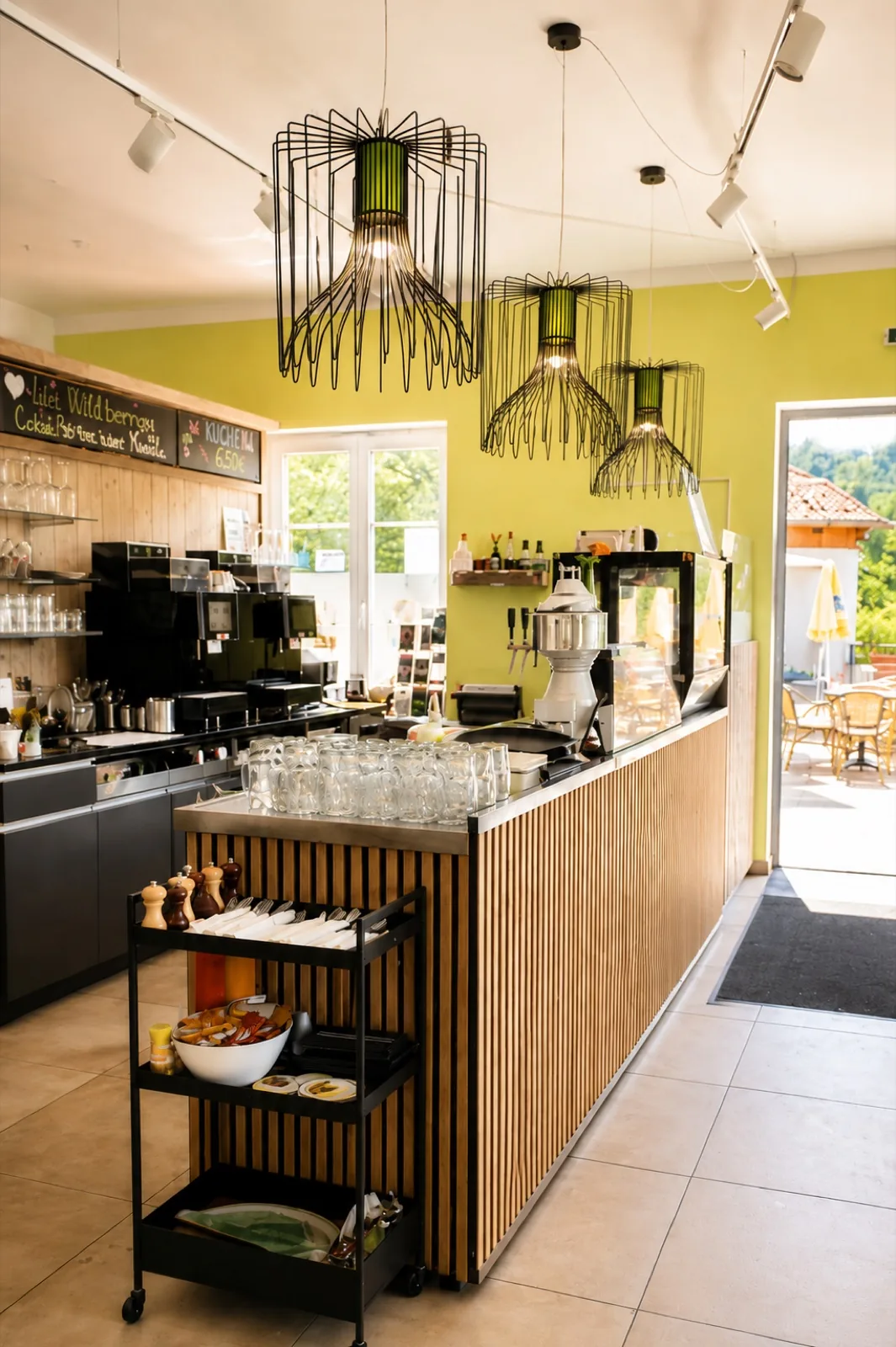 Theke und Kaffeebar mit Pendelleuchten
