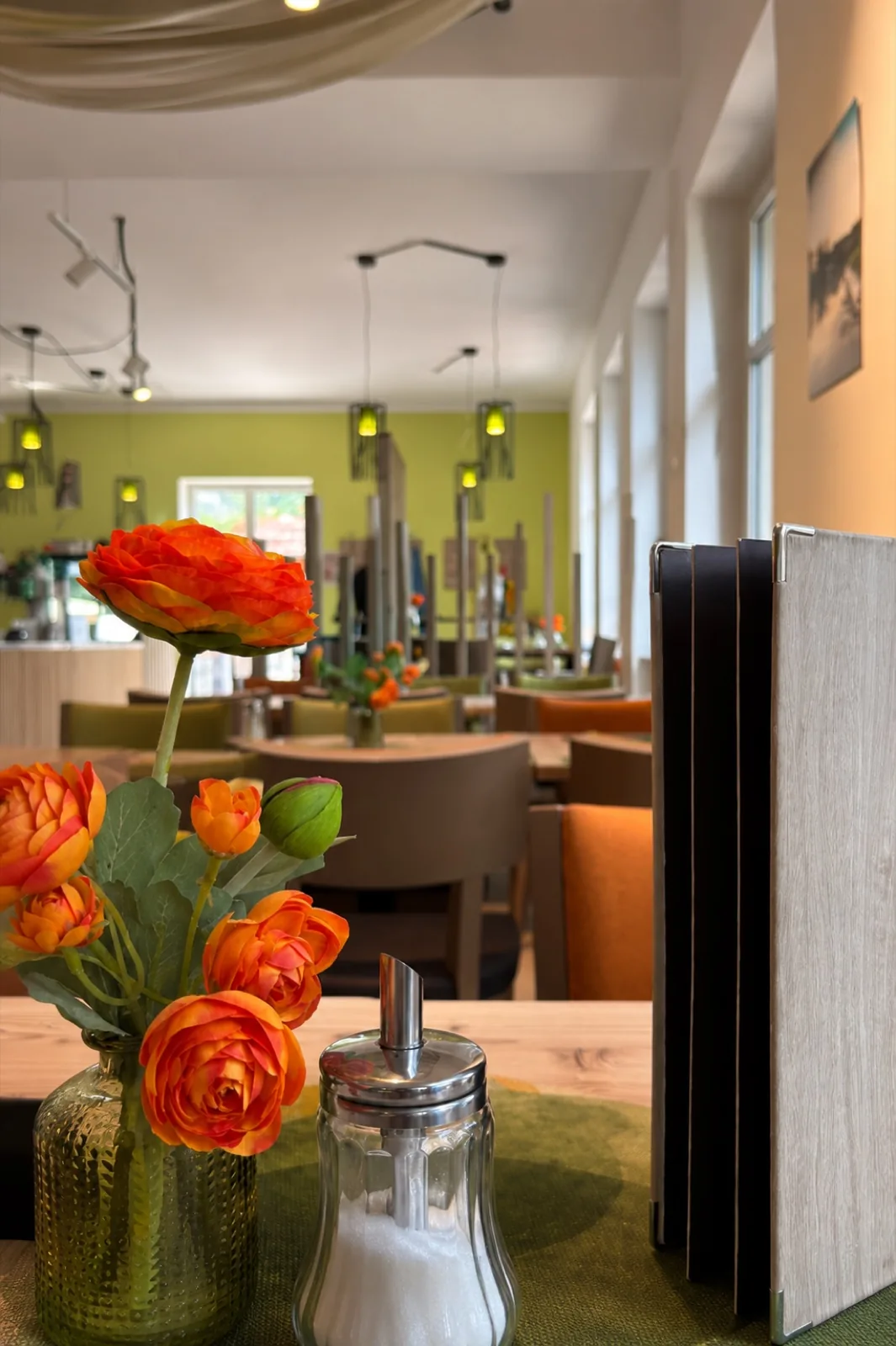 Gedeckter Tisch mit frischen Blumen im Innenraum